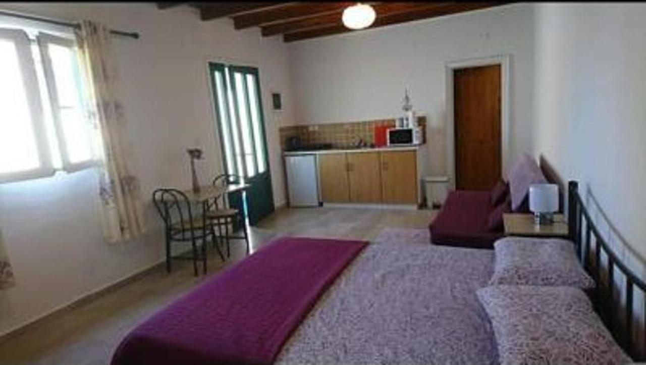 Lovely Studio In Strinilas With Its Own Pool Luaran gambar