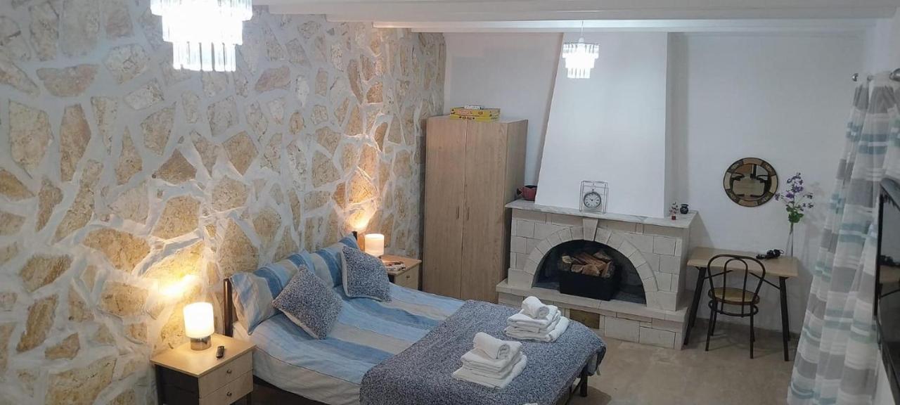 Lovely Studio In Strinilas With Its Own Pool Luaran gambar