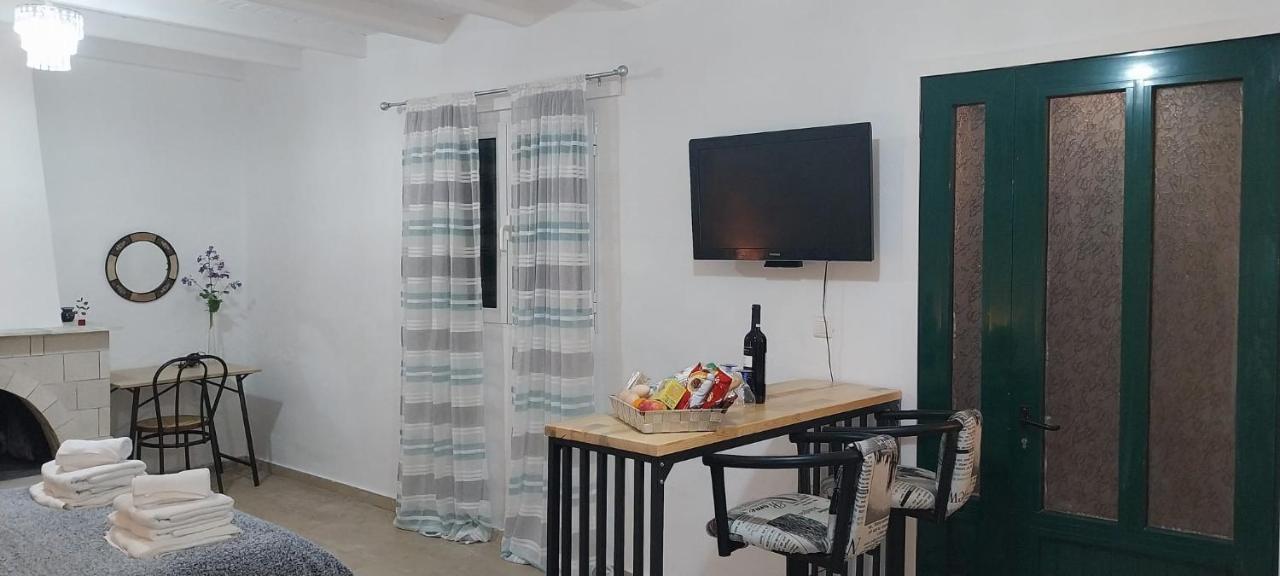 Lovely Studio In Strinilas With Its Own Pool Luaran gambar