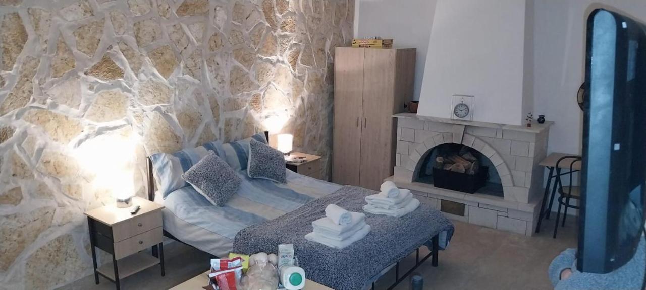 Lovely Studio In Strinilas With Its Own Pool Luaran gambar