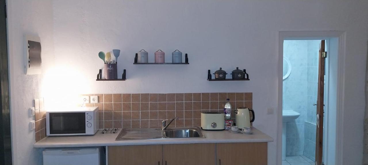Lovely Studio In Strinilas With Its Own Pool Luaran gambar